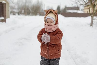 Familien-Skifahrt organisieren: So behalten Sie die Ausrüstung im Griff und die Stimmung gut